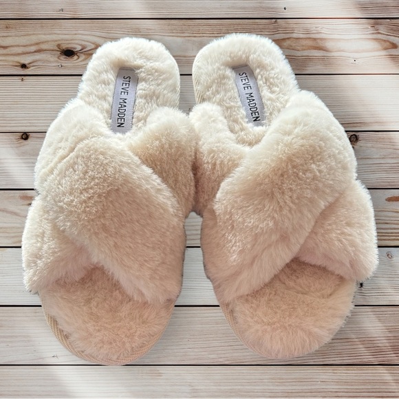Steve Madden Shoes - STEVE MADDEN Women’s Furry Flop Slippers in Cream